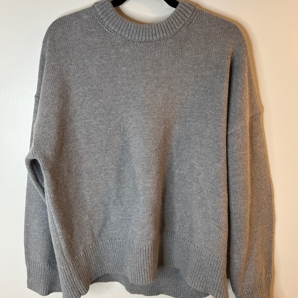Source Unknown Classic Gray Crew Neck Sweater - image 1